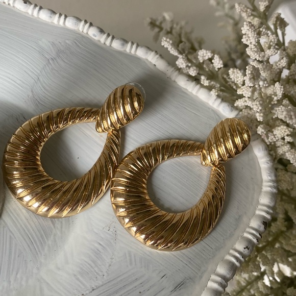 Gold Oval Hoop Detailed Earrings - Picture 10 of 16